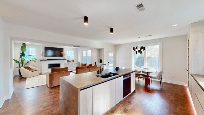 Building Photo - 1220 Lomax Ave