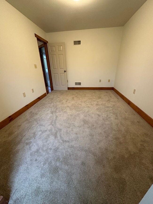 Building Photo - 3 Bedroom Townhouse Leola