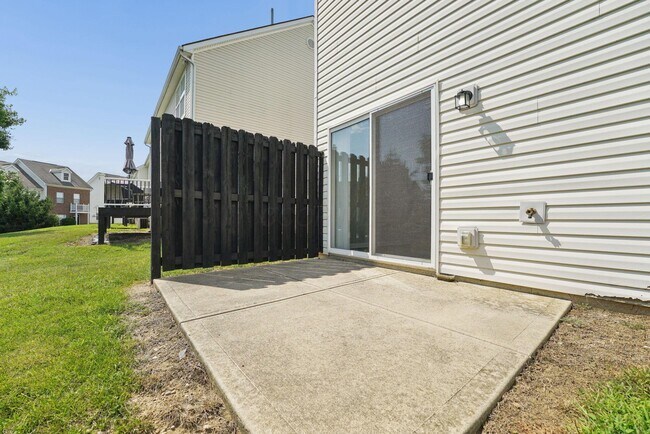 Building Photo - 2018 River Rock Way