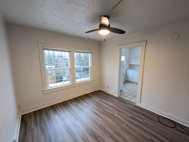 Building Photo - R0566