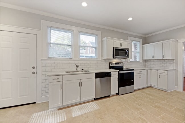 Building Photo - 1015 S Hawthorne Rd