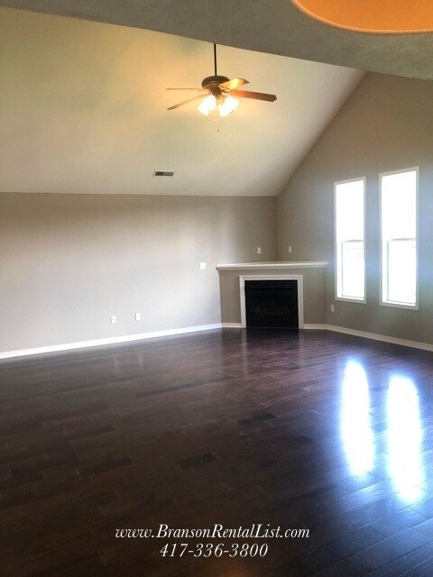 Building Photo - Over 2,000 sqft on one level