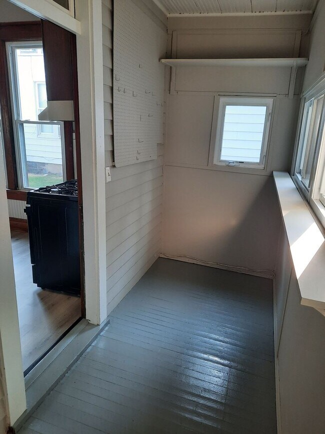 Building Photo - Lovely 3 bedroom 1 bath home