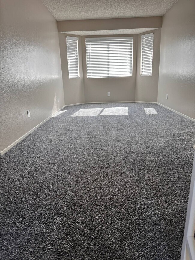 Building Photo - 126 Elegante Way