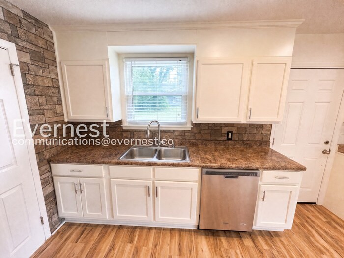 Building Photo - 4017 Meadow Rd