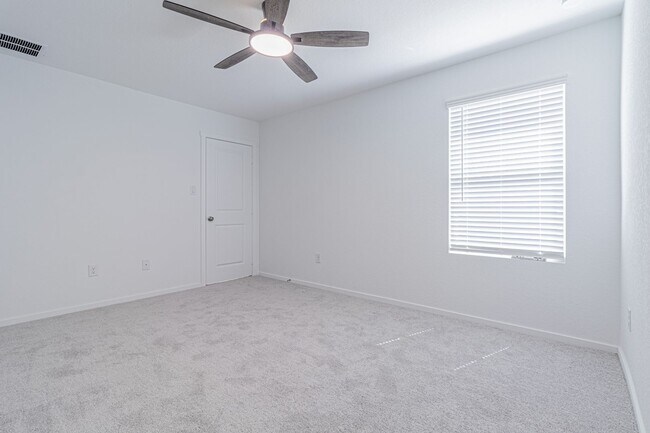 Building Photo - MOVE IN READY 4 BD | 2 BA | 2 CAR GARAGE B...