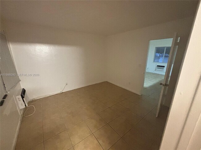 Building Photo - 610 NE 12th Ave