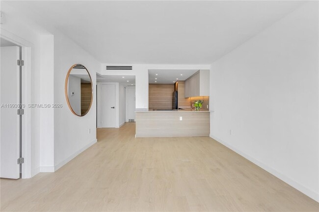 Building Photo - 20100 W Country Club Dr