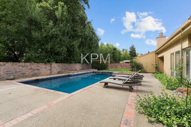 Building Photo - 3342 Cove Cir