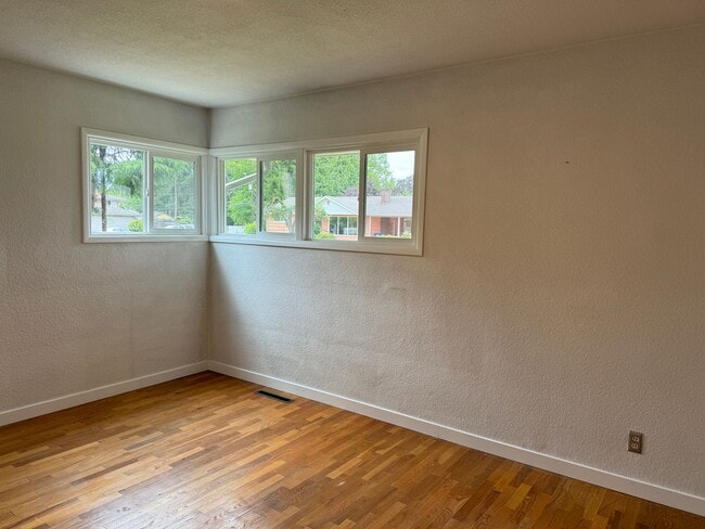 Building Photo - Beautiful 3 bedroom 1.5 bath house with a huge yard!