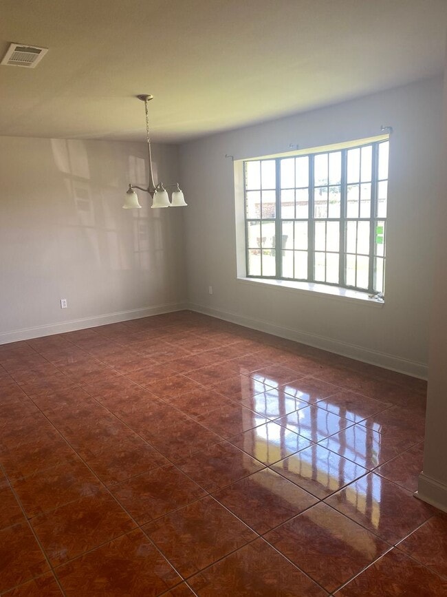 Building Photo - Fab New Orleans East Home