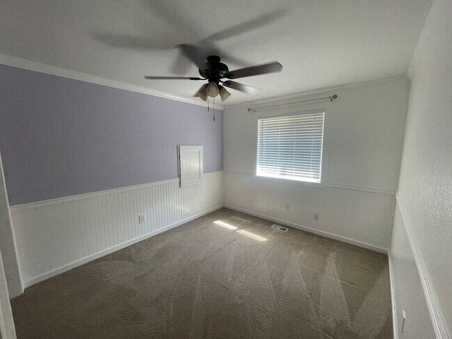 Building Photo - 3 Bedroom, Pet Friendly Home with Large Fe...