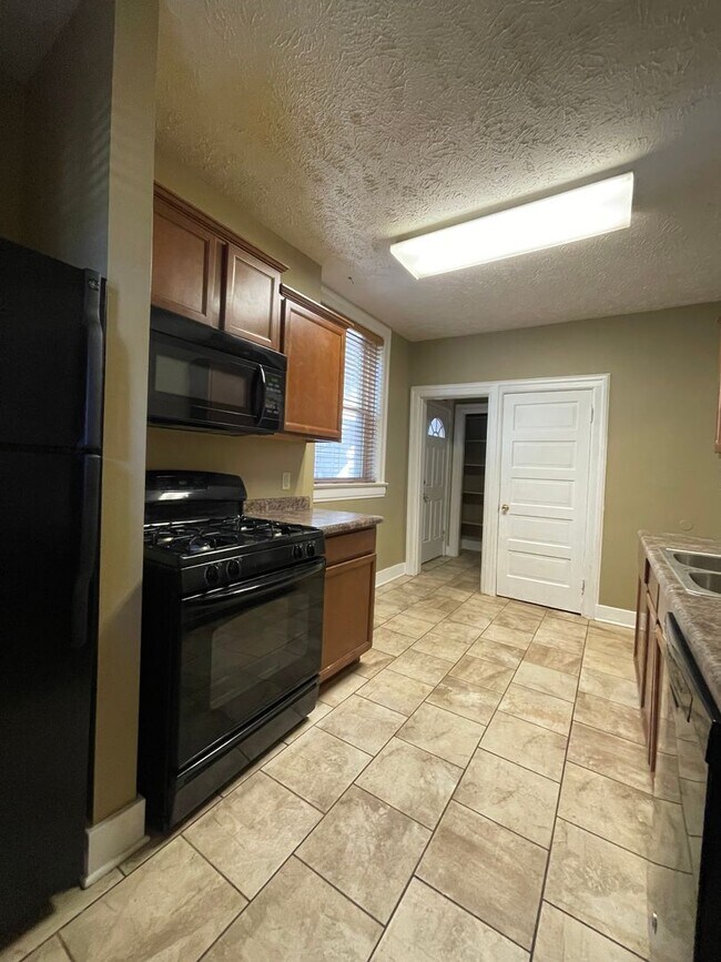 Building Photo - Spacious 2 Bedroom Townhouse!