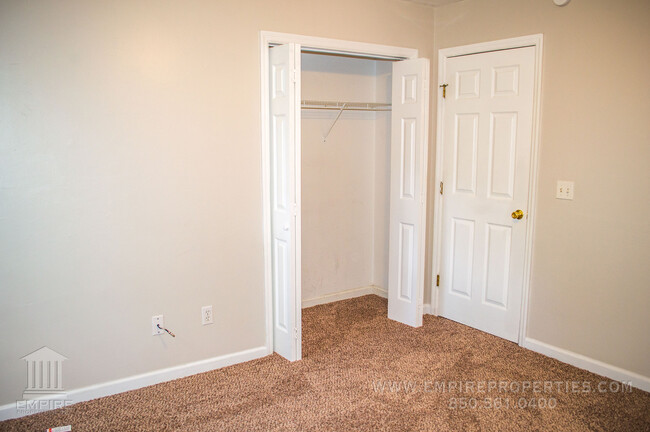 Building Photo - Spacious Central Townhome