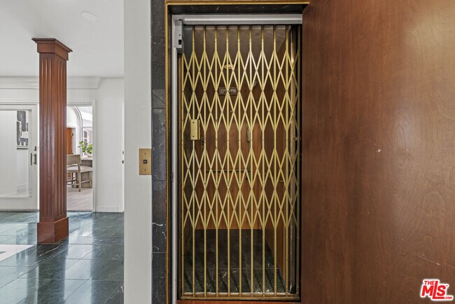 Building Photo - 865 Warner Ave