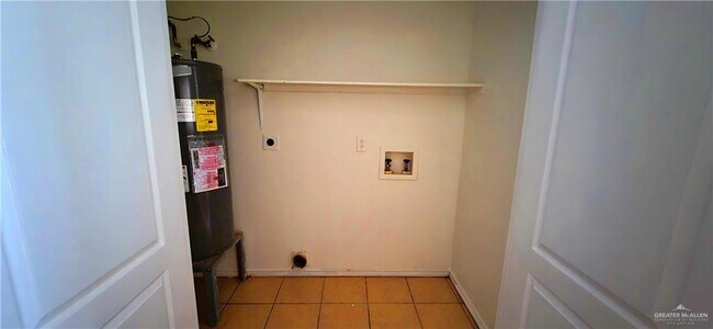 Building Photo - 7 W Prosperity Dr