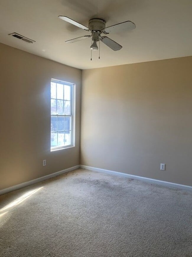 Building Photo - Spacious 4 Bedroom 2.5 Baths located off Jonestown Road!