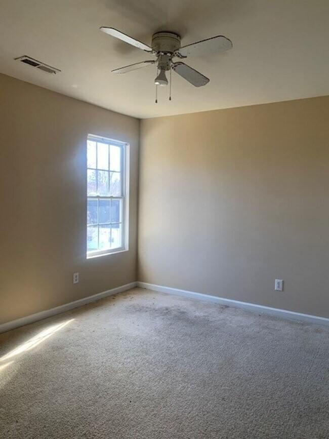 Building Photo - Spacious 4 Bedroom 2.5 Baths-New Carpet and LVP Flooring!