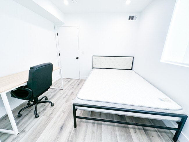 Building Photo - 3001 Van Buren Pl