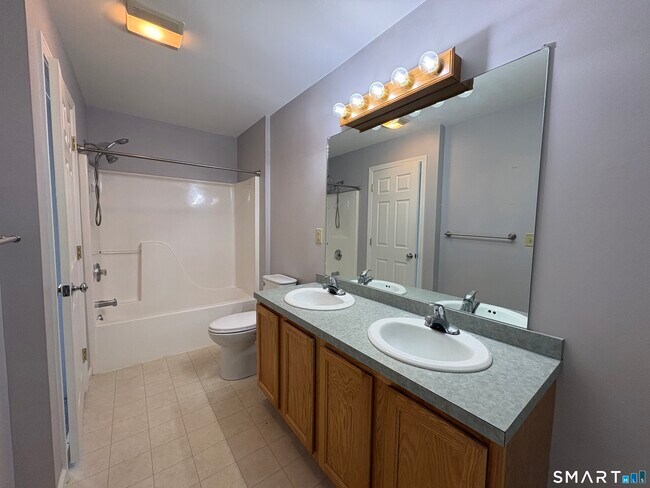 Building Photo - 267 Bridge St