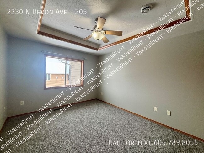 Building Photo - 2230 Devon Ave