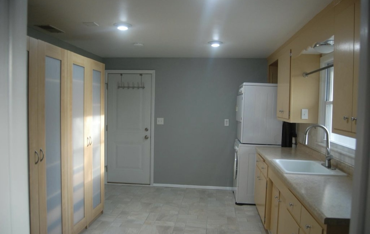 Building Photo - 4575 Coral Dr