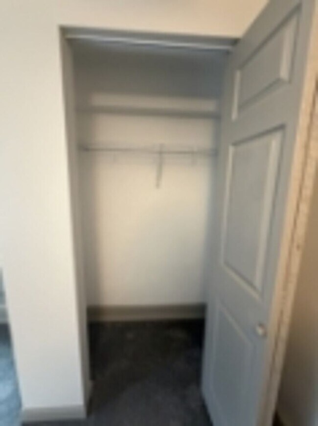 Building Photo - AVAILABLE FOR SHOWING !!! 4BR / 1.5BA.