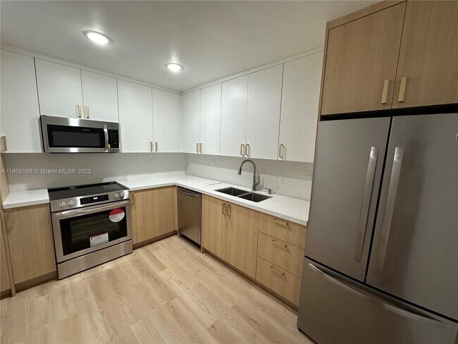 Building Photo - 6039 Collins Ave