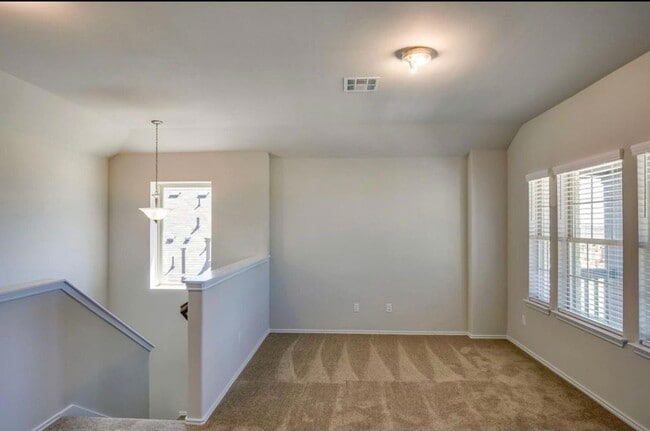 Building Photo - 129 Goldfinch Dr