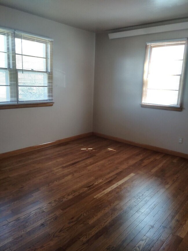 Building Photo - r211LBP