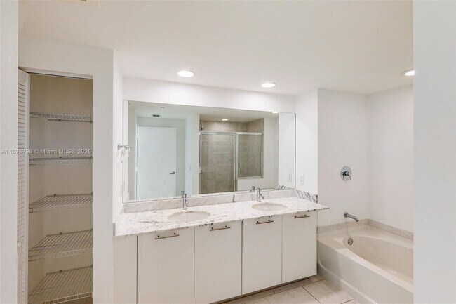 Building Photo - 951 Brickell Ave