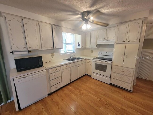 Building Photo - 4010 Cluster Dr