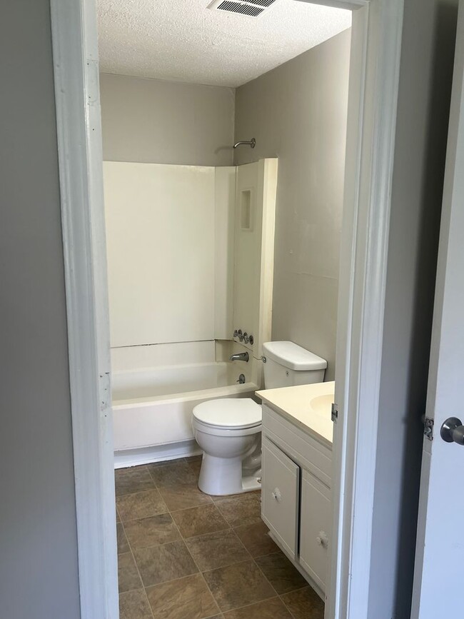 Building Photo - 2 Bedroom 2 Bath Condo