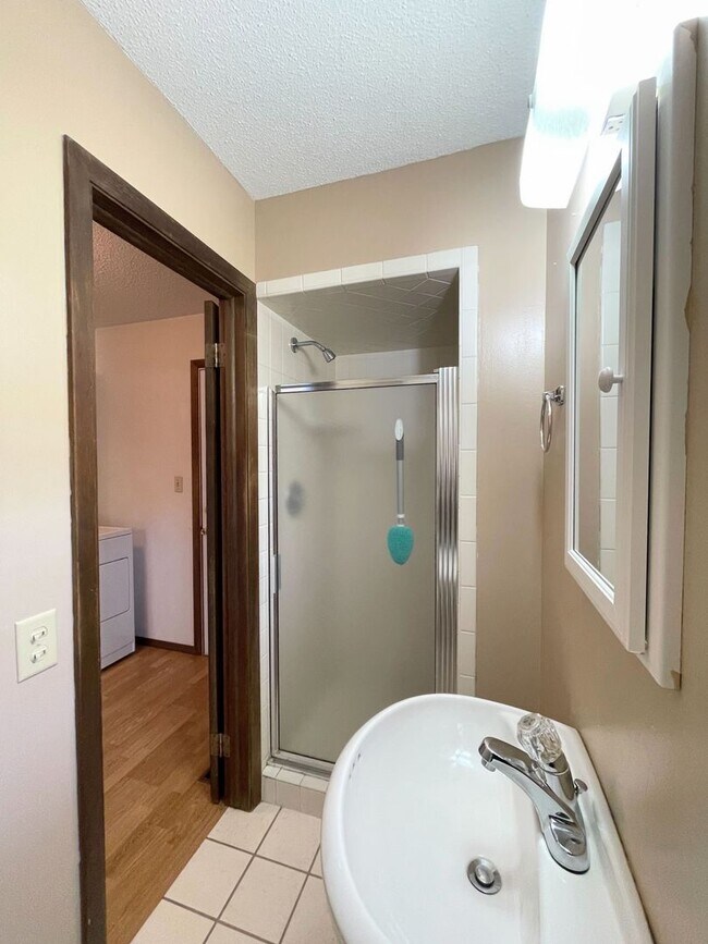 Building Photo - Comfortable 3 Bedroom 2 Bath House in Beau...