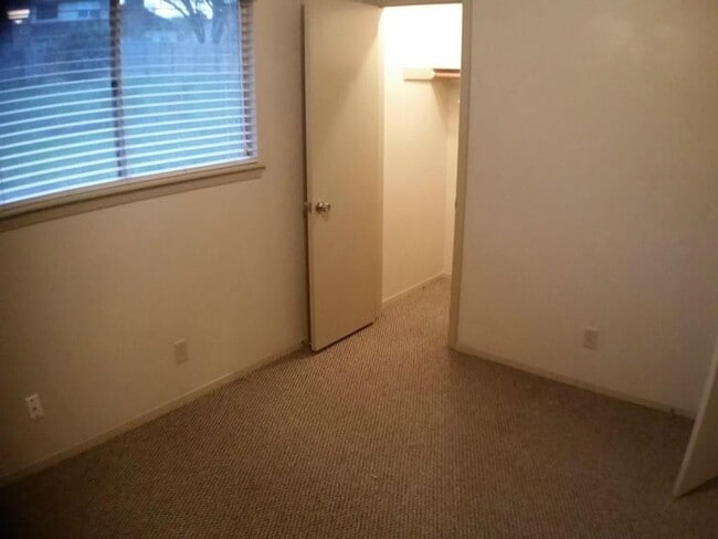 Building Photo - 7204 Creekside Dr