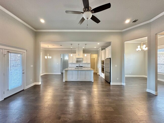 Building Photo - Available Now! Stunning 3 Bed 2 Bath in So...