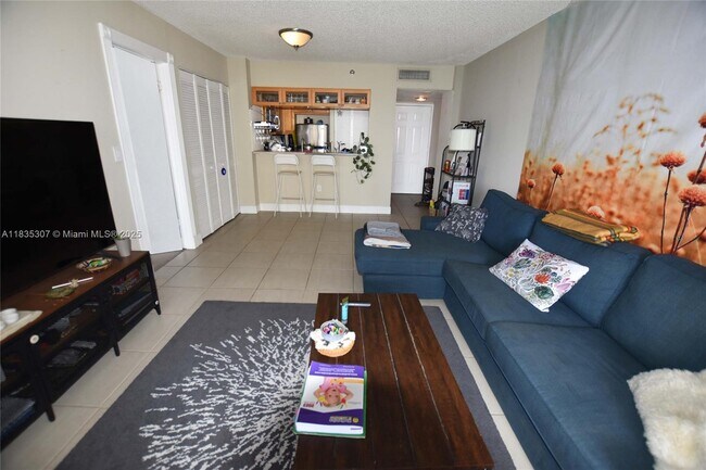 Building Photo - 540 Brickell Key Dr