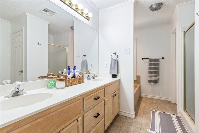 Building Photo - 40 Sugar Creek Pl