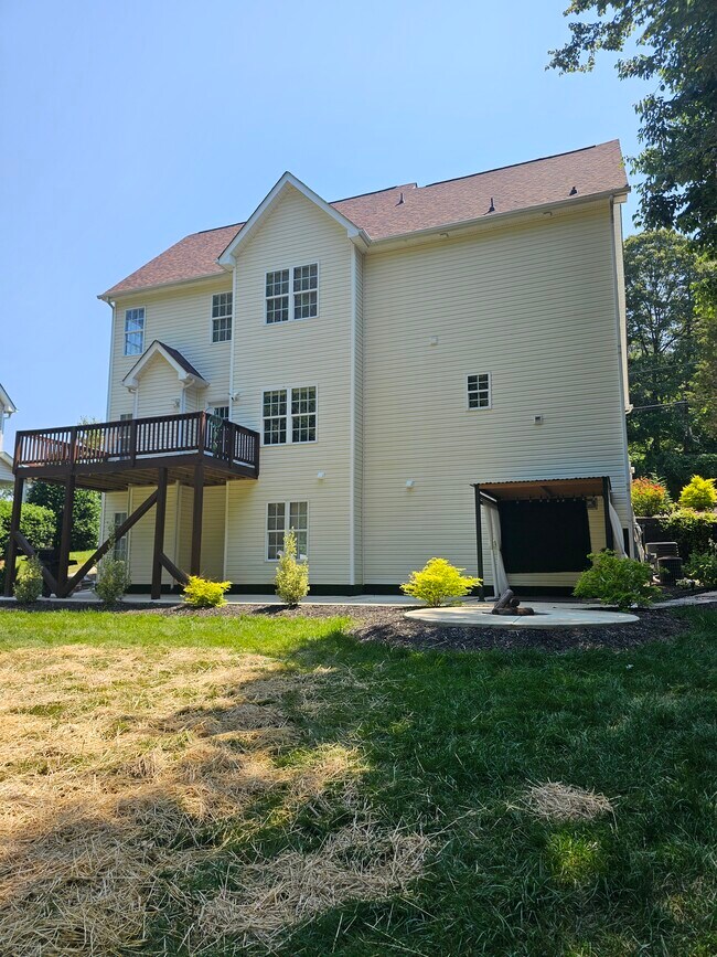 Building Photo - 3007 Oakdale Rd