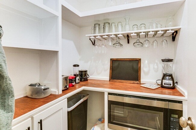 Building Photo - 806 E 19th St