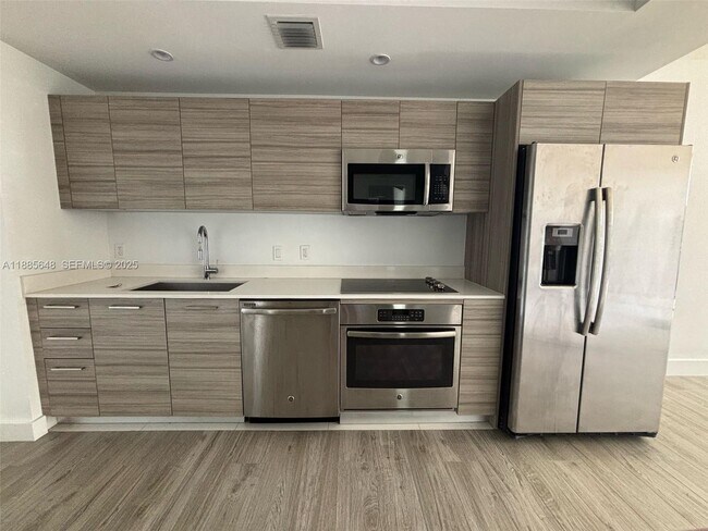 Building Photo - 121 NE 34th St