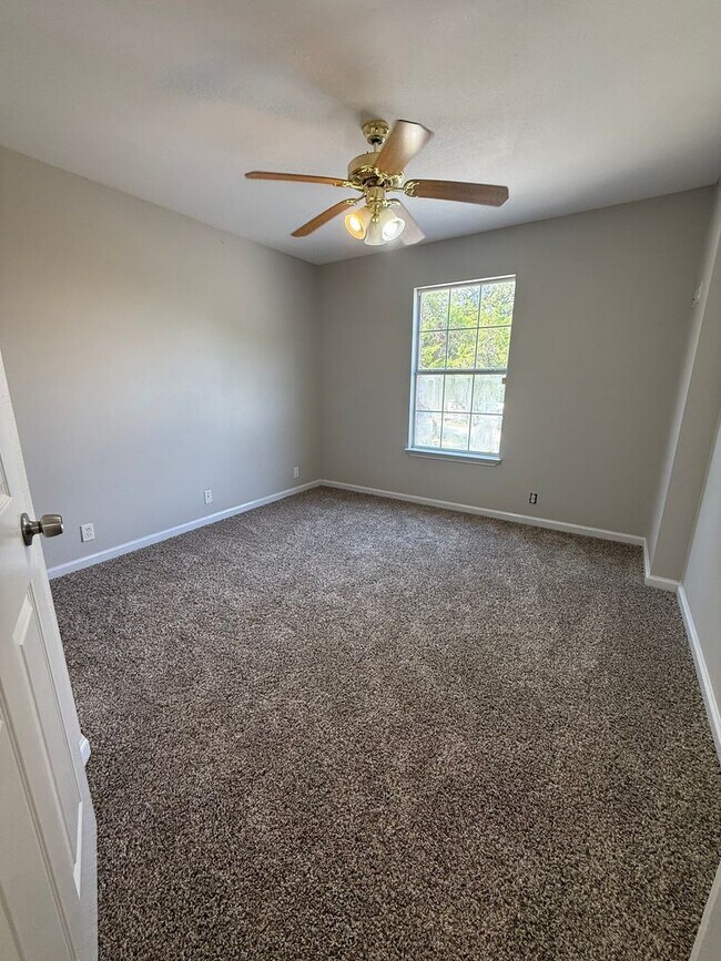 Building Photo - NEW ON MARKET