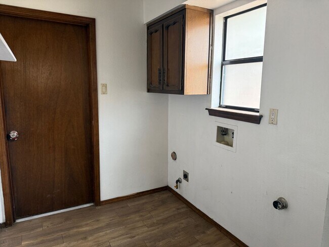Building Photo - 4 Br, 1.75 Ba, 2 living areas, formal dining room, 2 CG, nice yards, storage shed