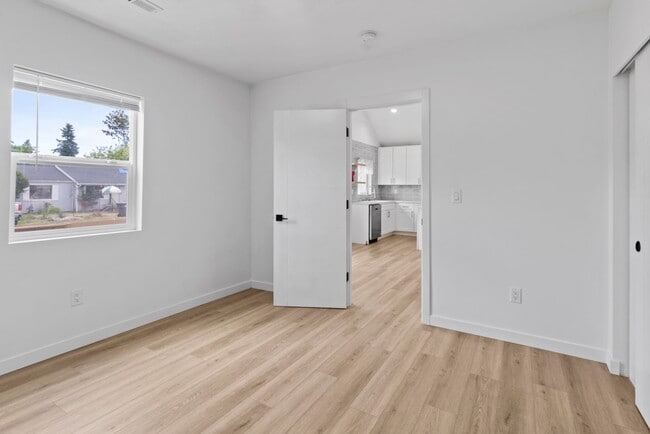 Building Photo - Modern 3-Bed Home Near JBLM with Vaulted C...