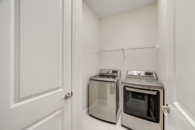 Building Photo - Loren Cove Villa