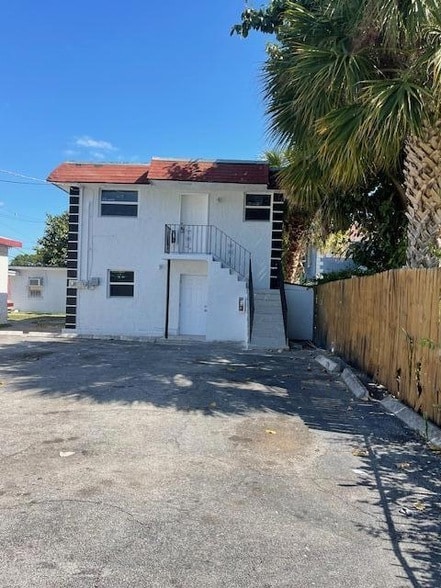 Building Photo - 302 N Tamarind Ave