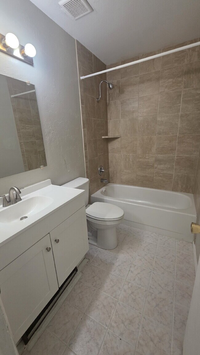 Building Photo - 2 Bed- 1 Bath on Darby West Side