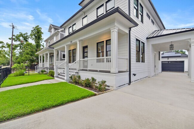 Building Photo - Luxury 3-Bed Home with Solar Panels, Tesla...