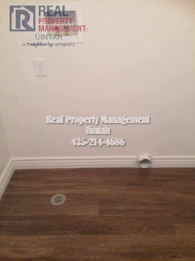 Building Photo - 3 bed 2.5 bath townhome in Fox Run