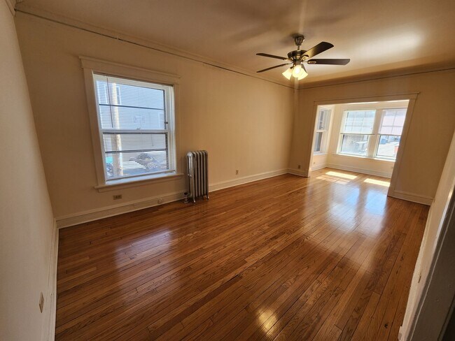Building Photo - 3348-1 W Sunnyside 1bed/1bath